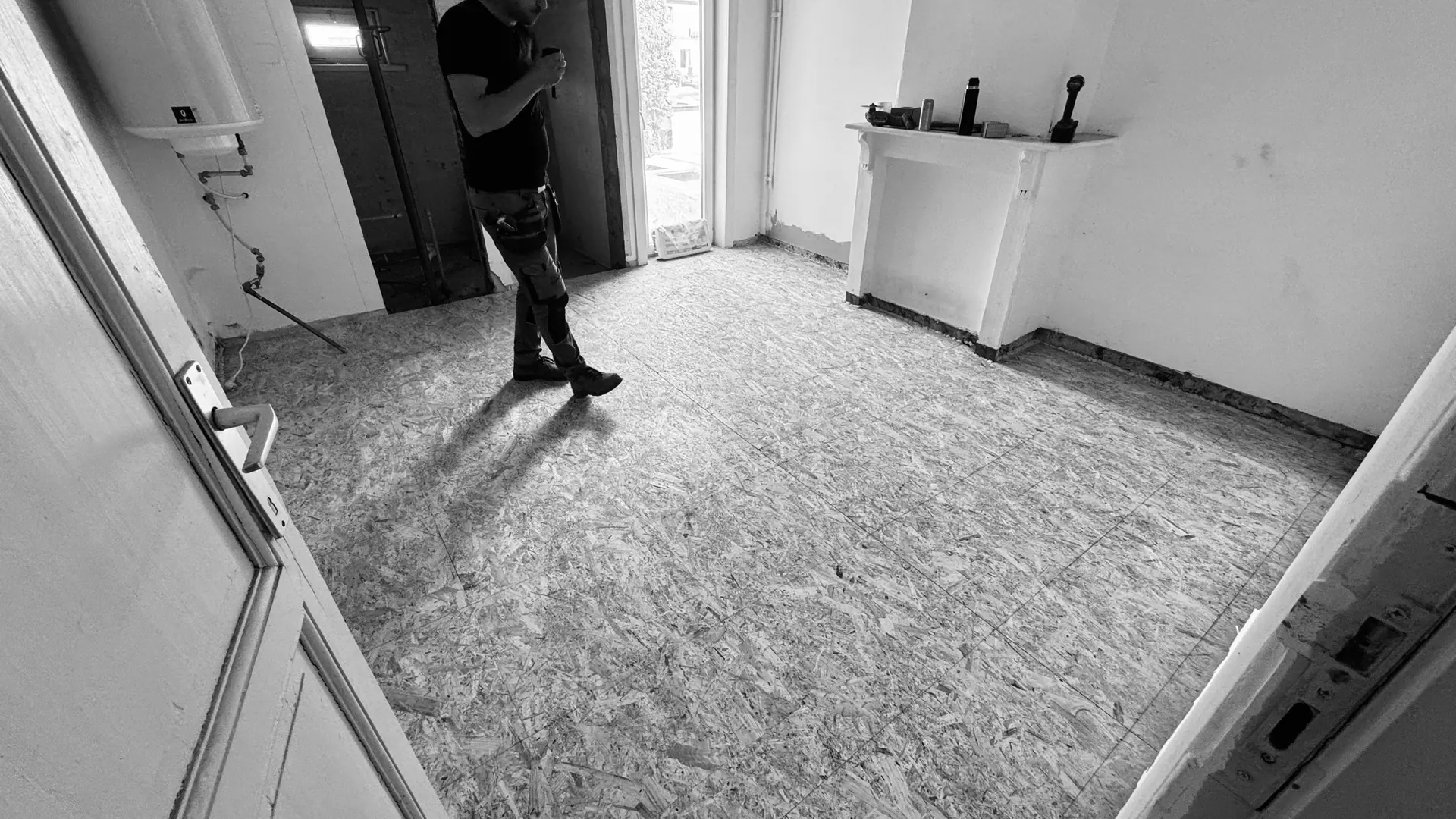 Vakman aan het werk in de woning